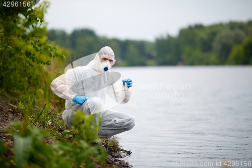 Image of Chemist in respirator with bulb