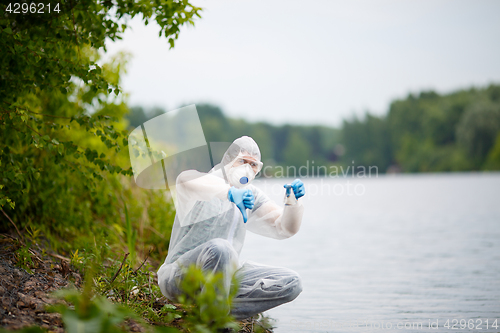 Image of Biologist in respirator with bulb