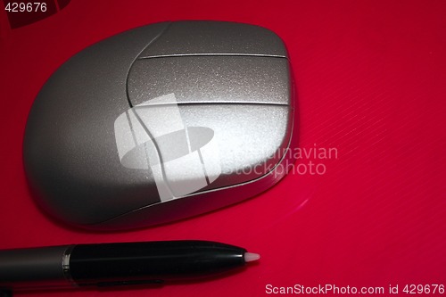 Image of silver mouse and pen