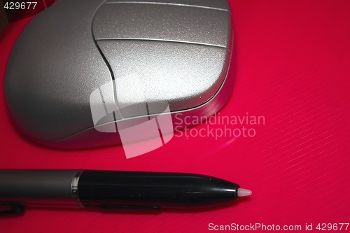 Image of silver mouse and pen