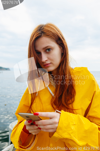 Image of Redhead woman posing on ocean