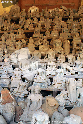 Image of Buddhas and door