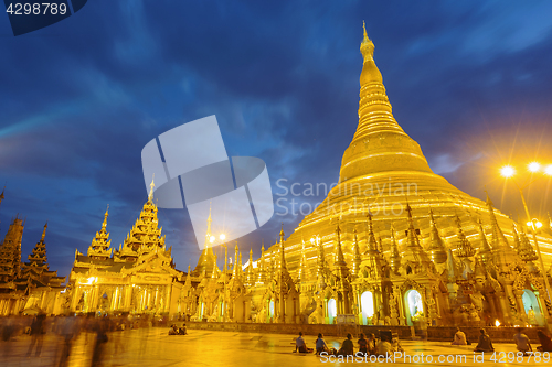 Image of Shwedagon Pagoda at night 