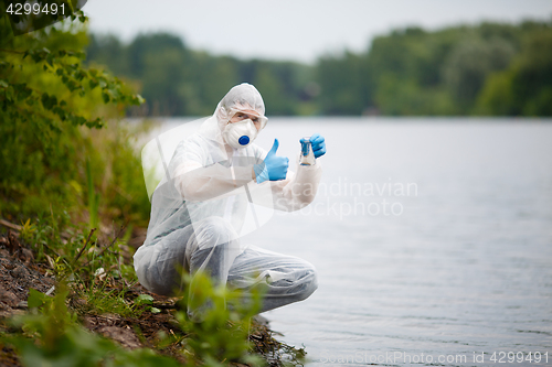 Image of Ecologist in respirator with bulb