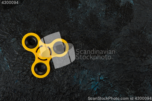 Image of Yellow spinner on a dark