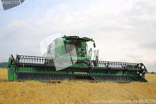 Image of John Deere Combine T660 with 630D Cutting Unit on Stubble Field