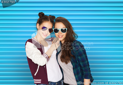 Image of happy smiling pretty teenage girls in sunglasses