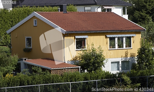 Image of Yellow house.