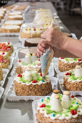 Image of Manual cakes production