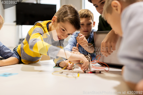 Image of kids with invention kit at robotics school