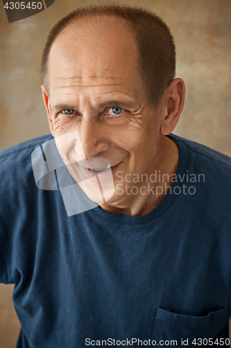 Image of Worried mature man standing at studio