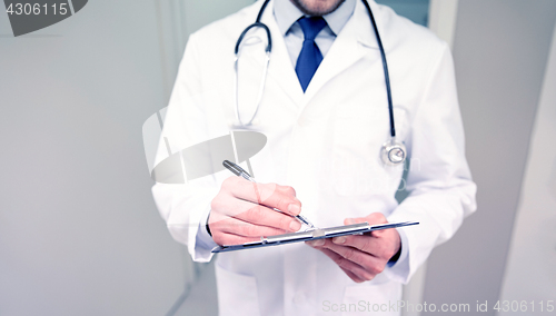 Image of close up of doctor with clipboard at hospital