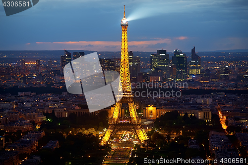 Image of Eiffel Tower and la Defence