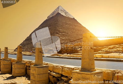 Image of  Khafre near road