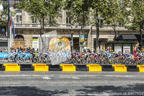 Image of The Feminine Peloton in Paris - La Course by Le Tour de France 2