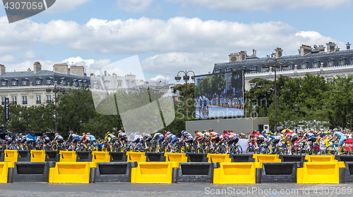 Image of The Feminine Peloton in Paris - La Course by Le Tour de France 2