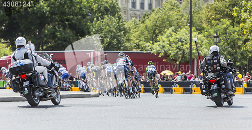 Image of The Feminine Peloton in Paris - La Course by Le Tour de France 2