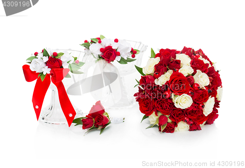 Image of Crystal glasses and bridal bouquet 