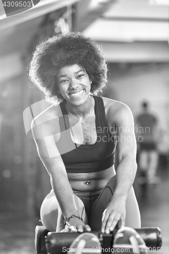 Image of black woman doing sit ups at the gym