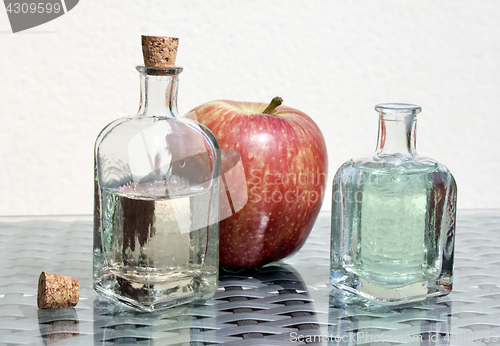 Image of Apple cider vinegar and apple