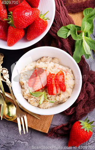 Image of oat porridge with strawberry