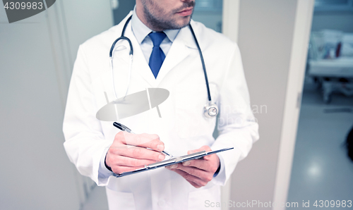 Image of close up of doctor with clipboard at hospital