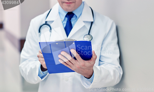 Image of close up of doctor with clipboard at hospital