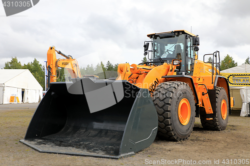 Image of Hyundai HL980 Wheel Loader on Display