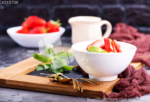 Image of oat porridge with strawberry