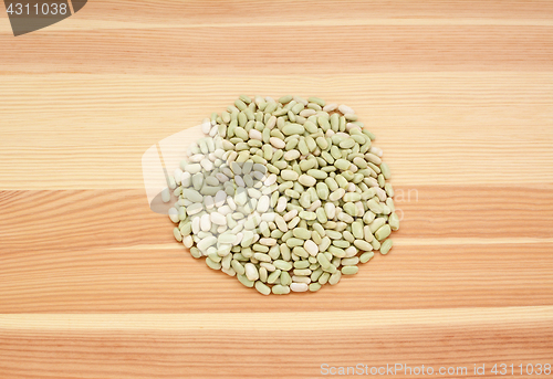 Image of Flageolet beans on wood