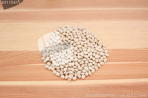 Image of Neavy beans on wood