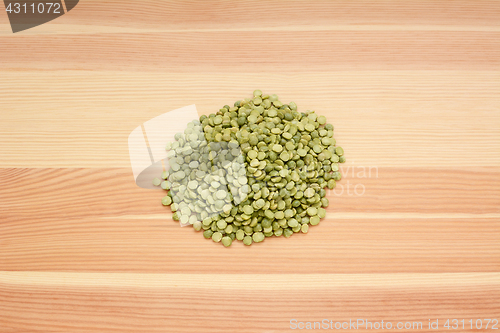 Image of Dried green split peas on wood