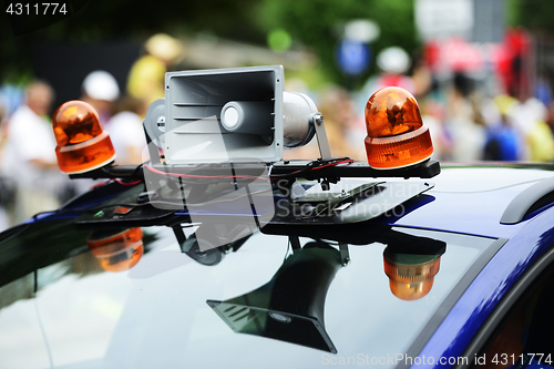 Image of loudspeaker and flasher on the car