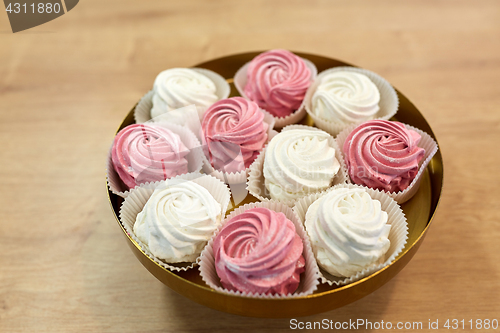 Image of zephyr or marshmallow on cake stand