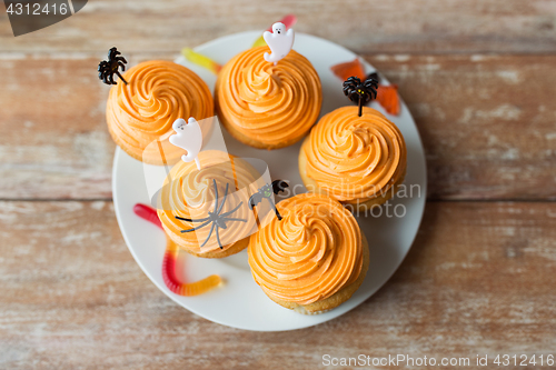 Image of halloween party cupcakes with decorations on plate