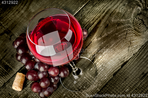 Image of Glass of red wine with grapes