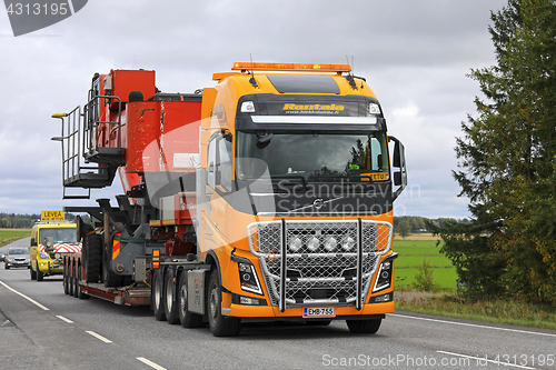 Image of Volvo FH16 Hauls Overside Load in Traffic