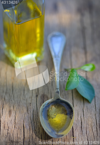 Image of Spoon full of olive oil