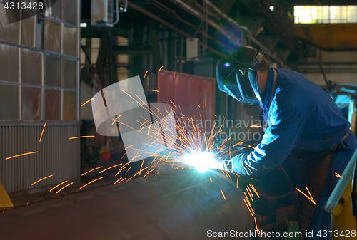 Image of Welder performs welding large diameter pipe