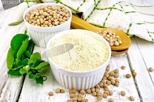 Image of Flour chickpeas in white bowl on board