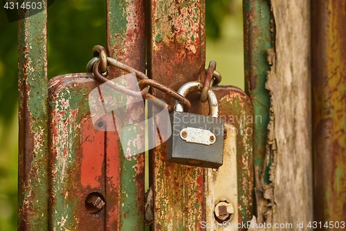 Image of Old gat with padlock