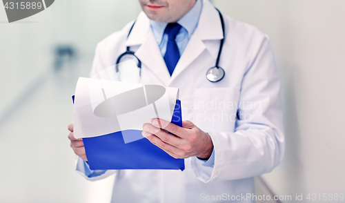 Image of close up of doctor with clipboard at hospital