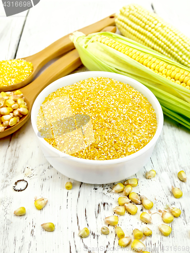 Image of Corn grits in bowl with cobs on light board