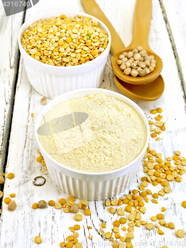 Image of Flour pea and split pease in bowls on table