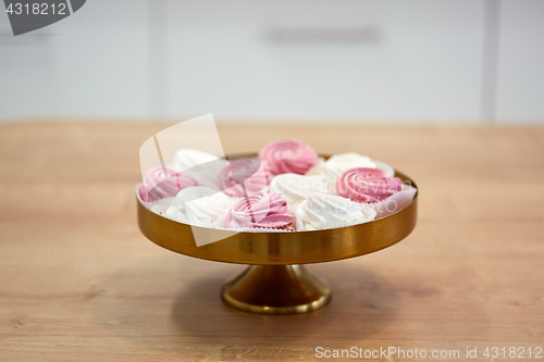 Image of zephyr or marshmallow on cake stand