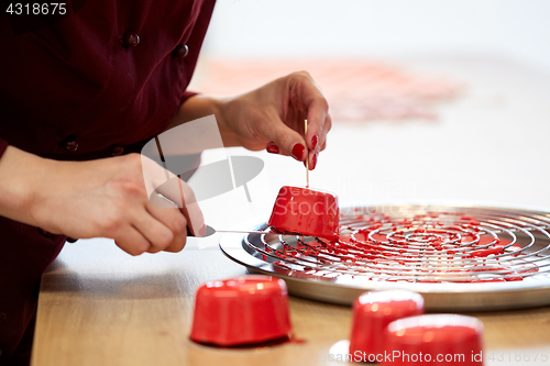 Image of chef serving mirror glaze cakes at pastry shop