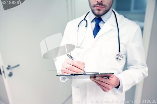 Image of close up of doctor with clipboard at hospital