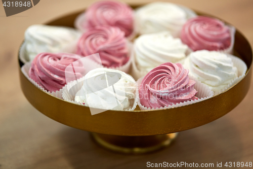 Image of zephyr or marshmallow on cake stand