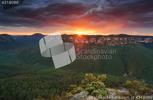 Image of Stormy clouds loom over the Grose Valley Blue Mountains