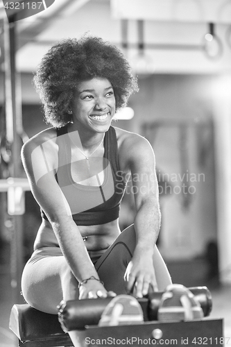 Image of black woman doing sit ups at the gym